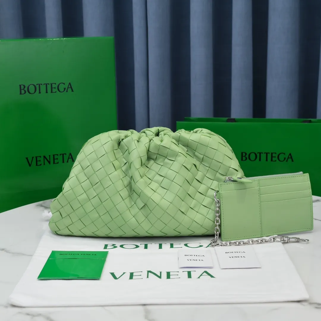 🔥🔥The counterattack of the popular Bottega Veneta started with this series of cloud bags, which went viral in the fashion circle and started a craze! Out of stock, out of stock, out of stock... One piece is hard to find, super hard to buy, regardless of age, season, or occasion. Very classy. Really, if you carry this on the road, it will turn heads! This is also the reason why this series is so expensive. Large size: 38*20*8.5cm [Big clouds and large grid weaving]